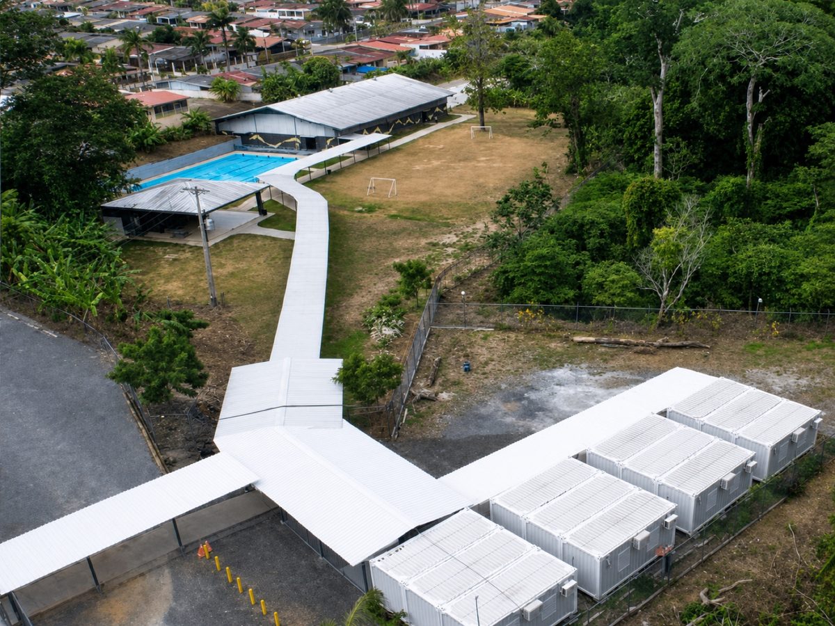 Colegio Bilingüe in Panama City — 1,100 m² built in 8 phases without interrupting classes
